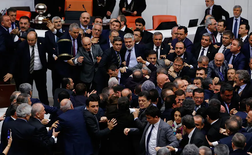 Meclis'te yumruklu kavga 12
