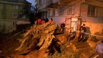 Beyoğlu'nda istinat duvarı çöktü: İki bina tahliye edildi