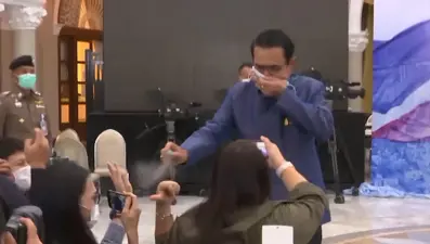 Tayland Başbakanı gazetecilere dezenfektan sıktı