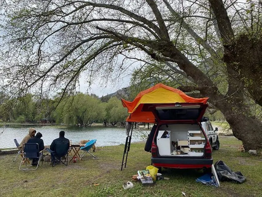 Karavana çevirdiği eski otomobiliyle hayallerinin peşinden gidiyor 3