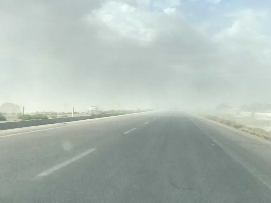 Konya'da kum fırtınası: Görüş mesafesi 20 metreye düştü 1 Konya'da kum fırtınası: Görüş mesafesi 20 metreye düştü 1