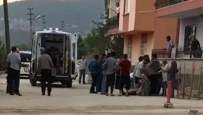 Annesiyle tartışan babasını öldürdü, komşunu yaraladı