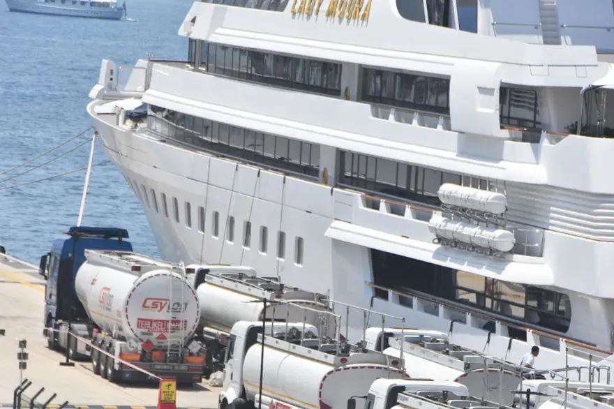 “Lady Moura”ya Bodrum’da 16 milyon liralık yakıt takviyesi |(Güvertesinde kumsal, içinde tam donanımlı hastane var) 4