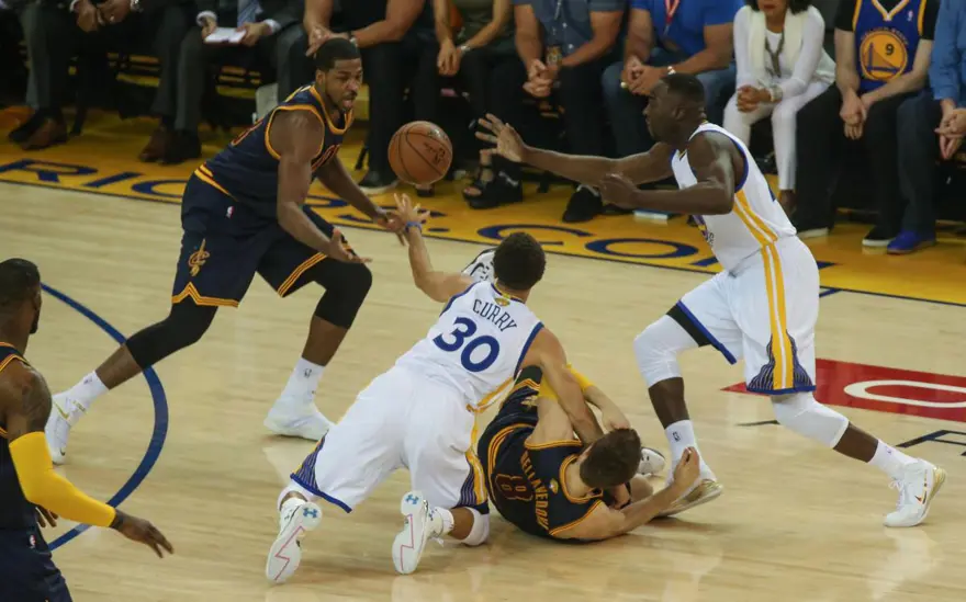 Golden State Warriors bir adım önde 12