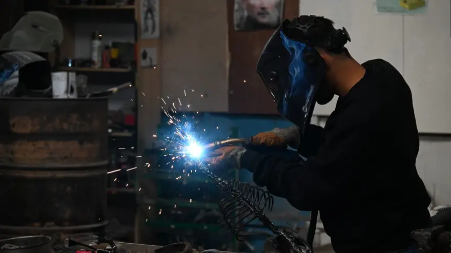 İlhamı aile mesleği balıkçılıktan aldı: Metal parçalarla sanat eseri üretiyor 1