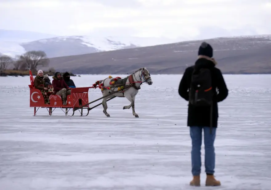 Donan Çıldır Gölü'nde atlı kızak heyecanı 2