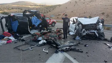 Hafif ticari araç ile otomobil çarpıştı: 4 ölü, 2 yaralı