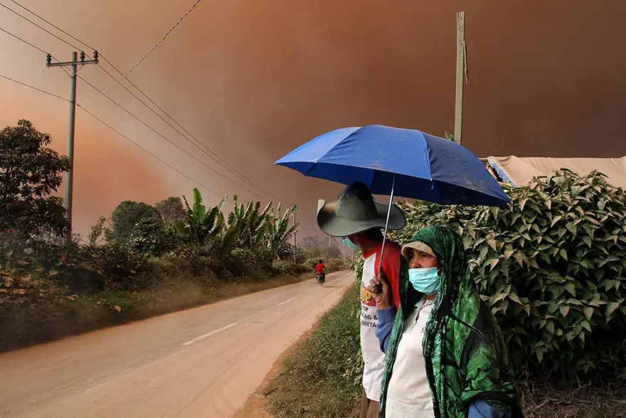 Sinabung binlerce kişiyi evinden etti 16