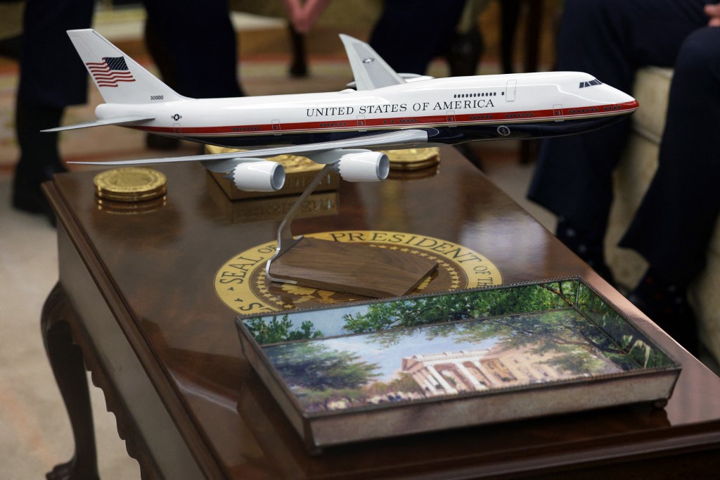 Trump, Air Force One'ı boyatıyor