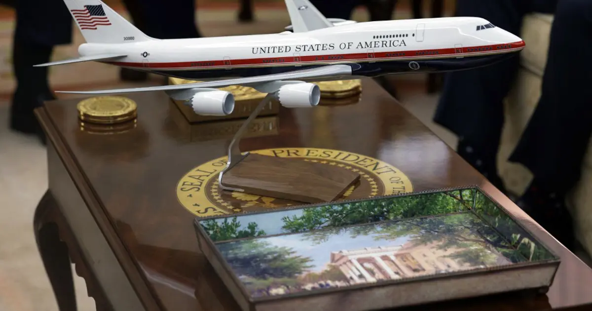 Trump, Air Force One'ı boyatıyor