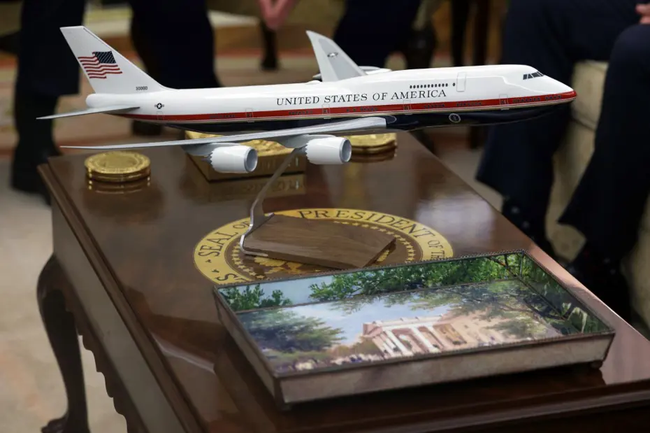 Trump, Air Force One'ı boyatıyor