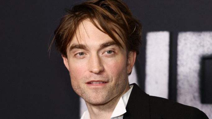 Robert Pattinson, Türk şarkıcıya övgüler yağdırdı. Nilüfer Yanya kimdir?
