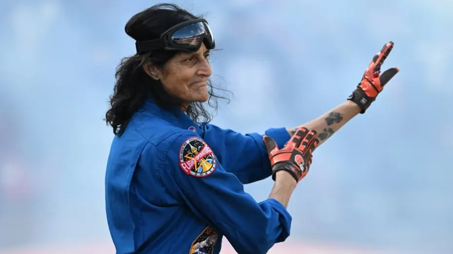 Bir haftalığına gitti, uzayda 9 ay mahsur kaldı. Rekor kıran astronot emekli oldu