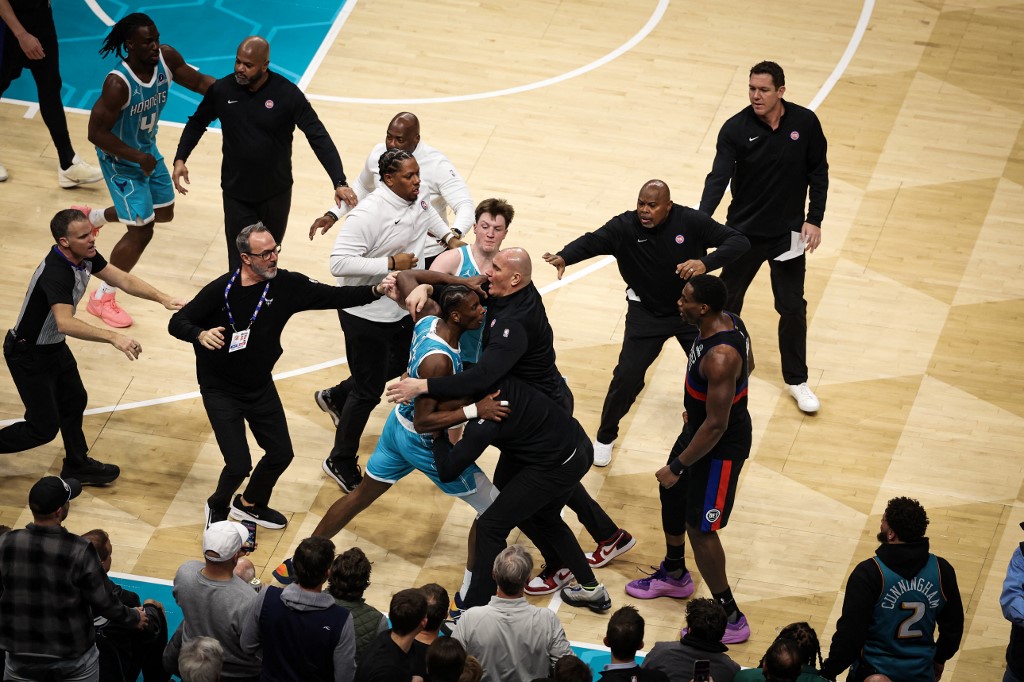 NBA'de yumruklar konuştu, 2 maçta kavga çıktı