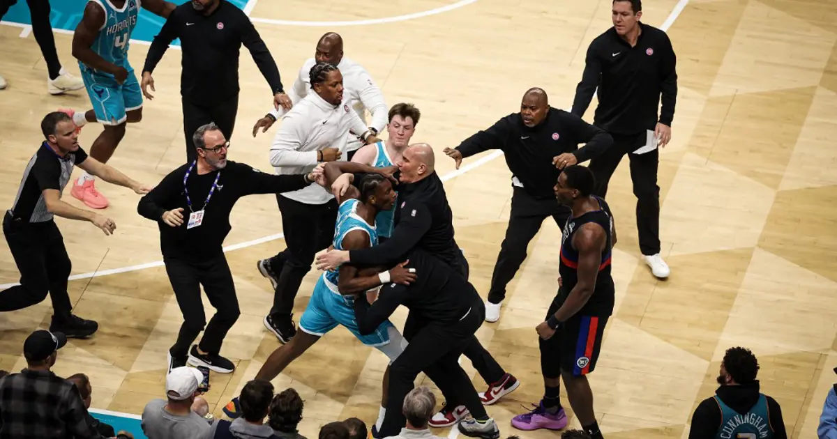 NBA'de yumruklar konuştu, 2 maçta kavga çıktı