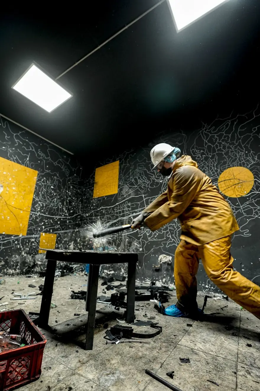 "Deşarj odası"na ilgi yoğun: Balyoz veya beyzbol sopasıyla kırıp döküyorlar 18