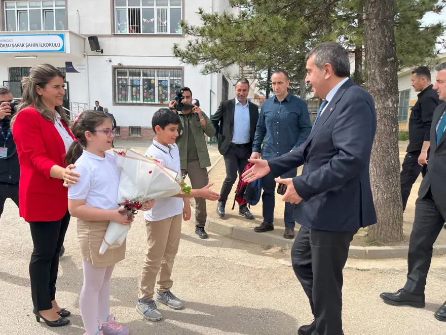 Sınıf başkanı sözünü tuttu! Bakan Tekin'den okula ziyaret 