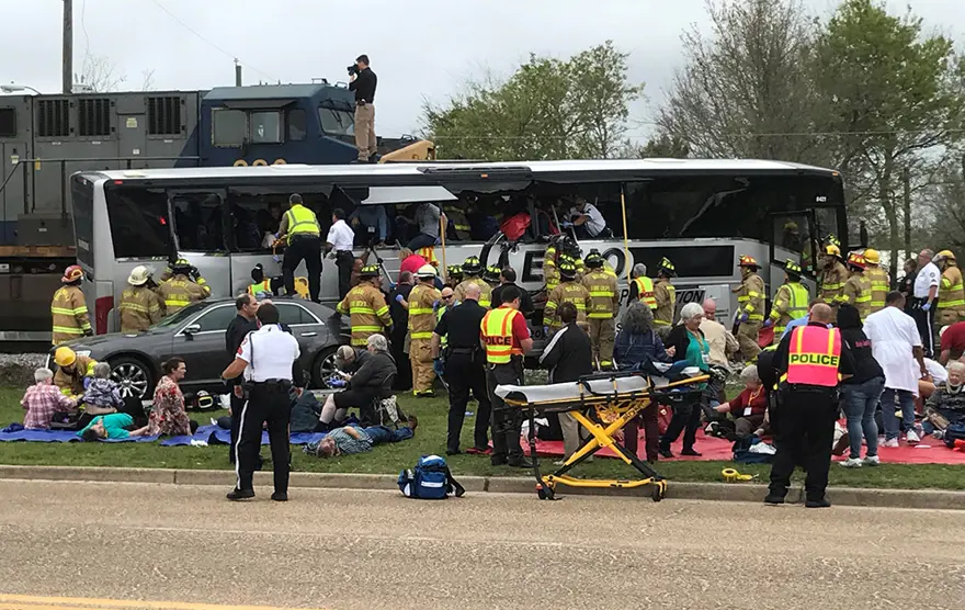 ABD'de yük treni yolcu otobüsüne çarptı: 3 ölü 5