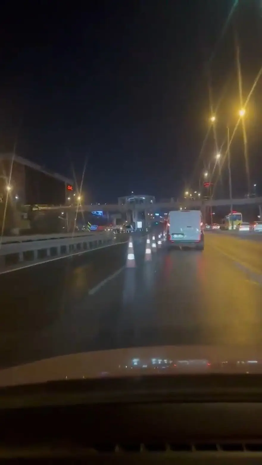 D-100’de metrobüs için ayrılan yoldaki dubaları devirensürücüye gözaltı 1 D-100’de metrobüs için ayrılan yoldaki dubaları devirensürücüye gözaltı 1