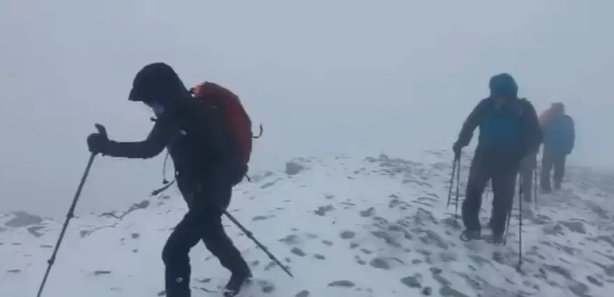 Kar erken geldi... Zirvede göz gözü görmüyor 