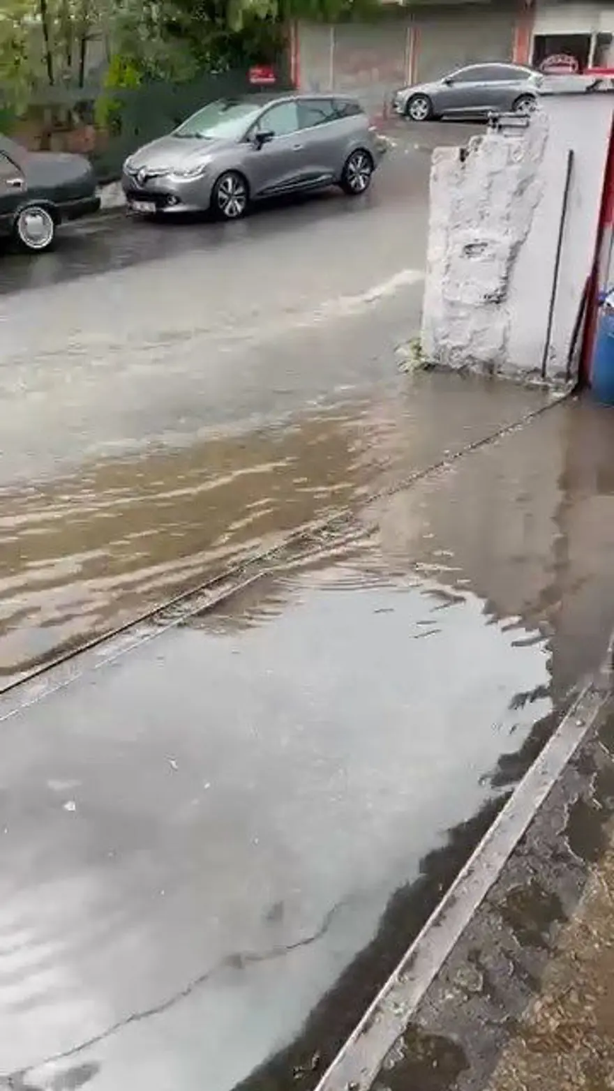 İstanbul'un Anadolu Yakası'nı sağanak vurdu: Yollar göle döndü, İETT otobüsünü su bastı 4