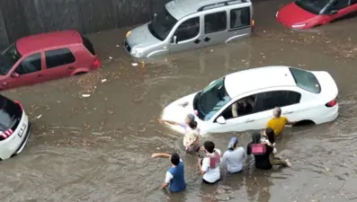 Denizli'de sağanak yağış: Alt geçide giren mahsur kaldı