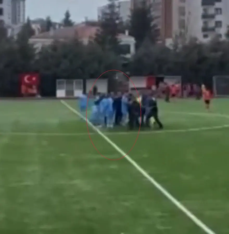 Uzatma dakikalarında gol geldi, futbolcular hakemlere saldırdı: Tekme ve yumruklar havada uçuştu 3 Uzatma dakikalarında gol geldi, futbolcular hakemlere saldırdı: Tekme ve yumruklar havada uçuştu 3