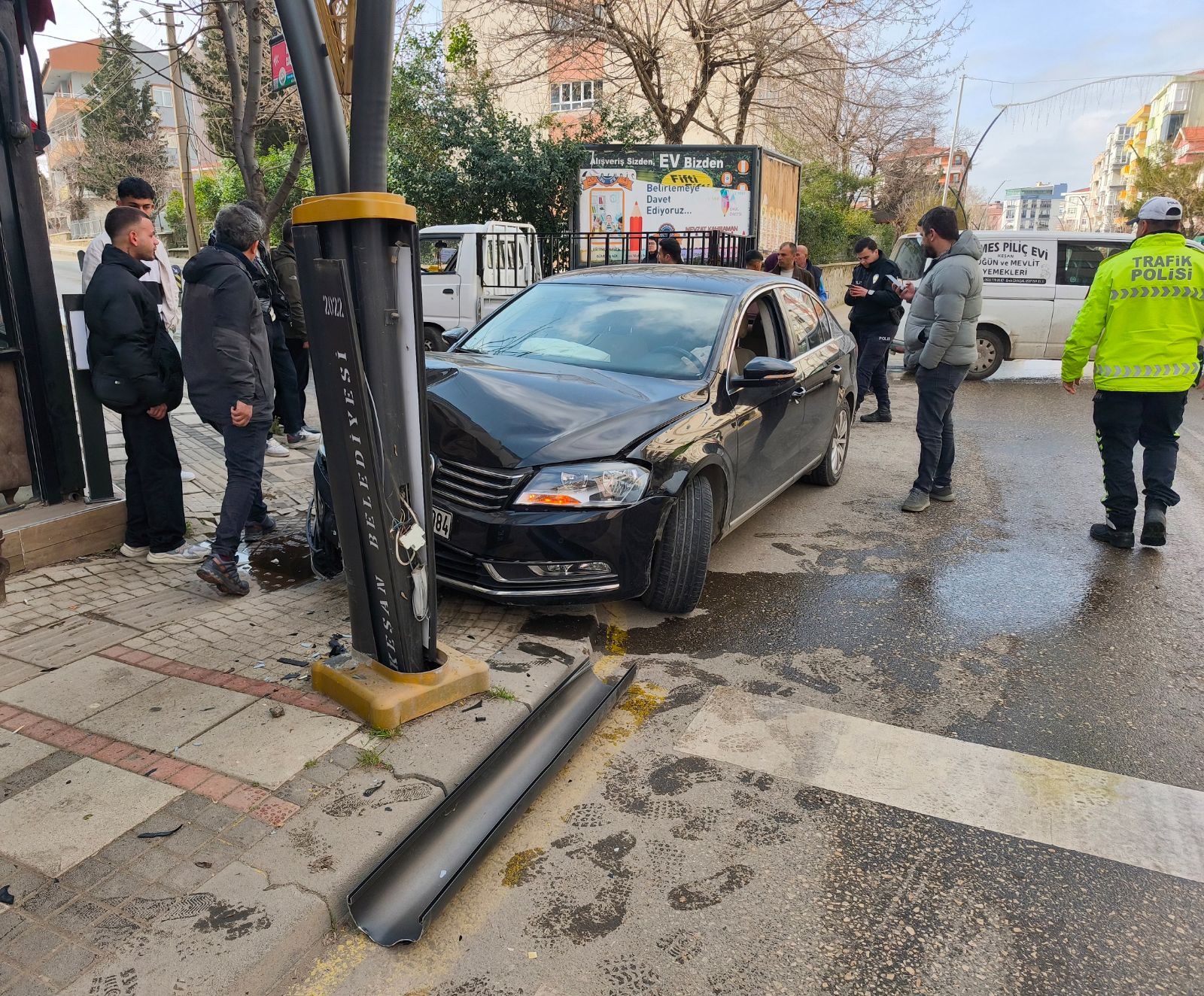 Edirne'de aydınlatma direğine çarpan sürücü yaralandı