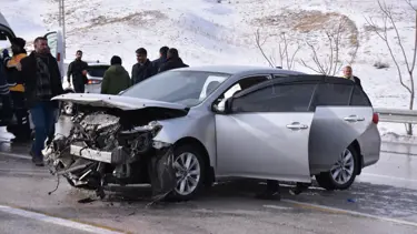 Otomobil bariyerlere çarptı: 5 yaralı