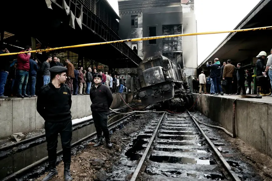 Mısır'da tren istasyonunda yangın: 25 ölü 21 Mısır'da tren istasyonunda yangın: 25 ölü 21