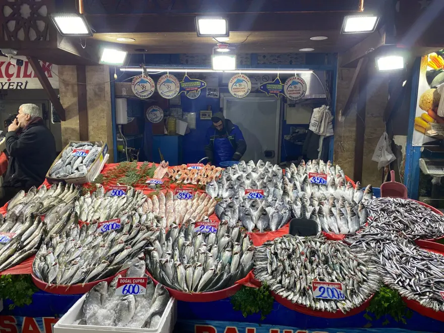 Balık tezgahları yoğun ilgi görüyor: Kilosu 200, 250, 350 lira arasında değişiyor 