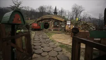 Bosnalı kız kardeşler her biri farklı dekore edilen hobbit evleri inşa ediyor
