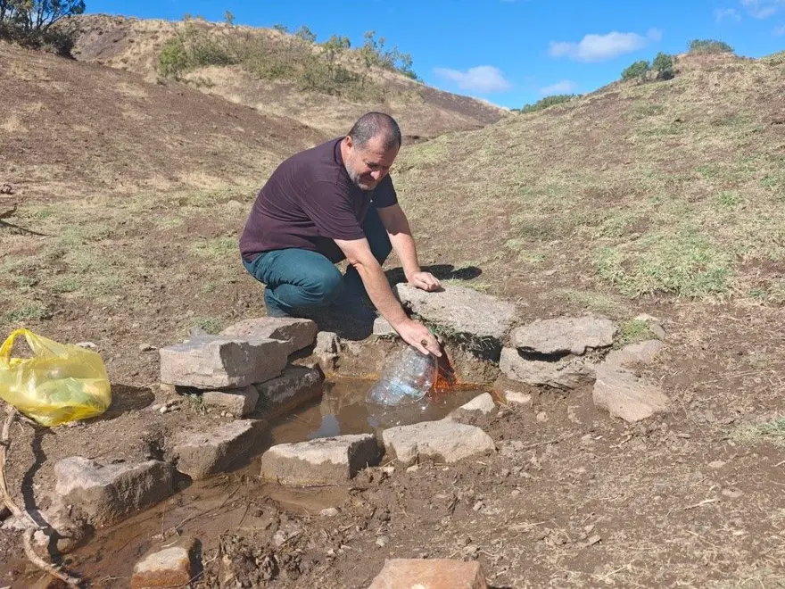 Şifalı su için kilometrelerce yol yürüyor: Böbreklere iyi geldiğine inanılıyor 
