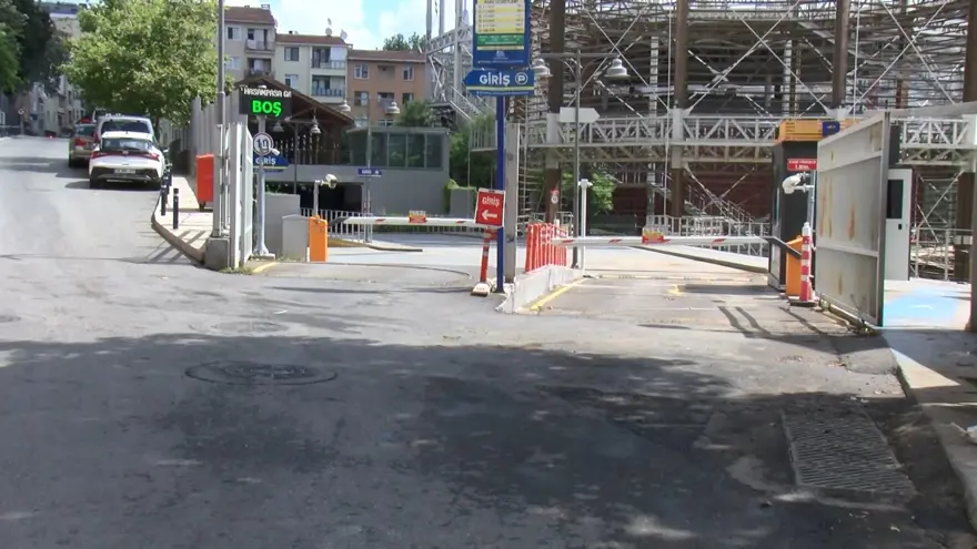 Kapalı otoparkta araçları çizdiler 6 Kapalı otoparkta araçları çizdiler 6