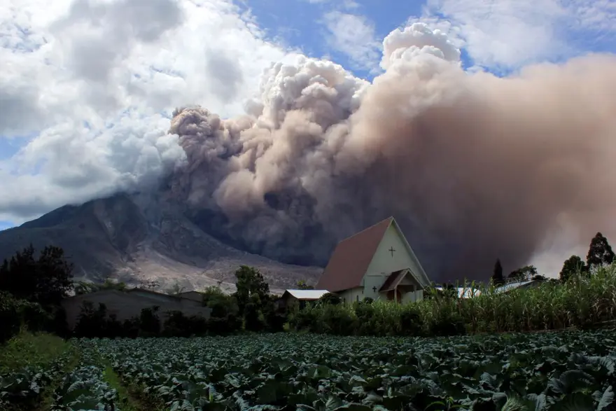 Sinabung binlerce kişiyi evinden etti 17