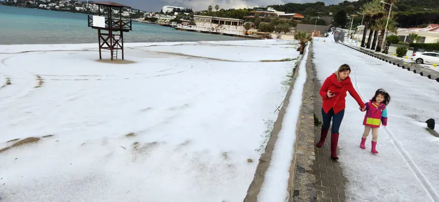 Dolunun etkili olduğu Çeşme'de plajlar beyaza büründü 4