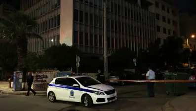 Atina'da bakanlık binasına piknik tüplü saldırı