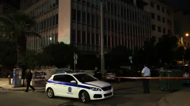 Atina'da bakanlık binasına piknik tüplü saldırı