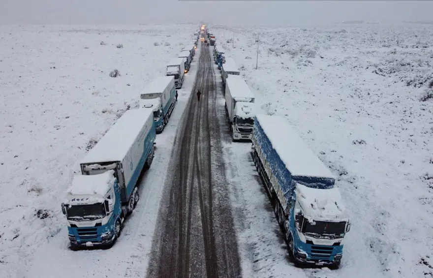 Kar fırtınası esareti: Binlerce araç sınırda mahsur kaldı 7