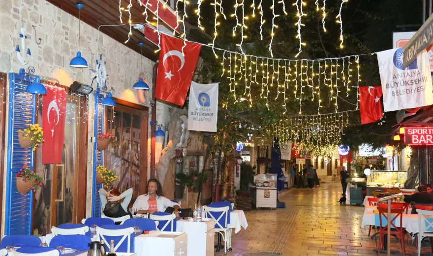 Geceleri nüfusu on binleri geçiyor ama 83 seçmeni var:Tarihi semtin mahallesinde 3 aday yarışacak 1