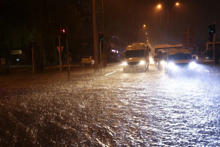 Antalya'da sel ve su baskını: 1 kişi yaşamını yitirdi, 3 ilçede okullar yarın da tatil (4 şehir için turuncu kodlu uyarı) 10