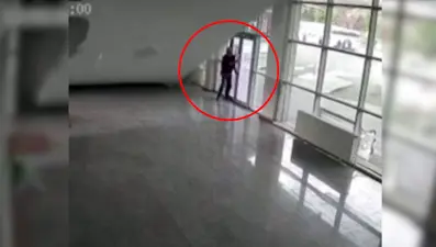 Otobüs terminalinin tavanı çöktü: Son anda kendini dışarı attı