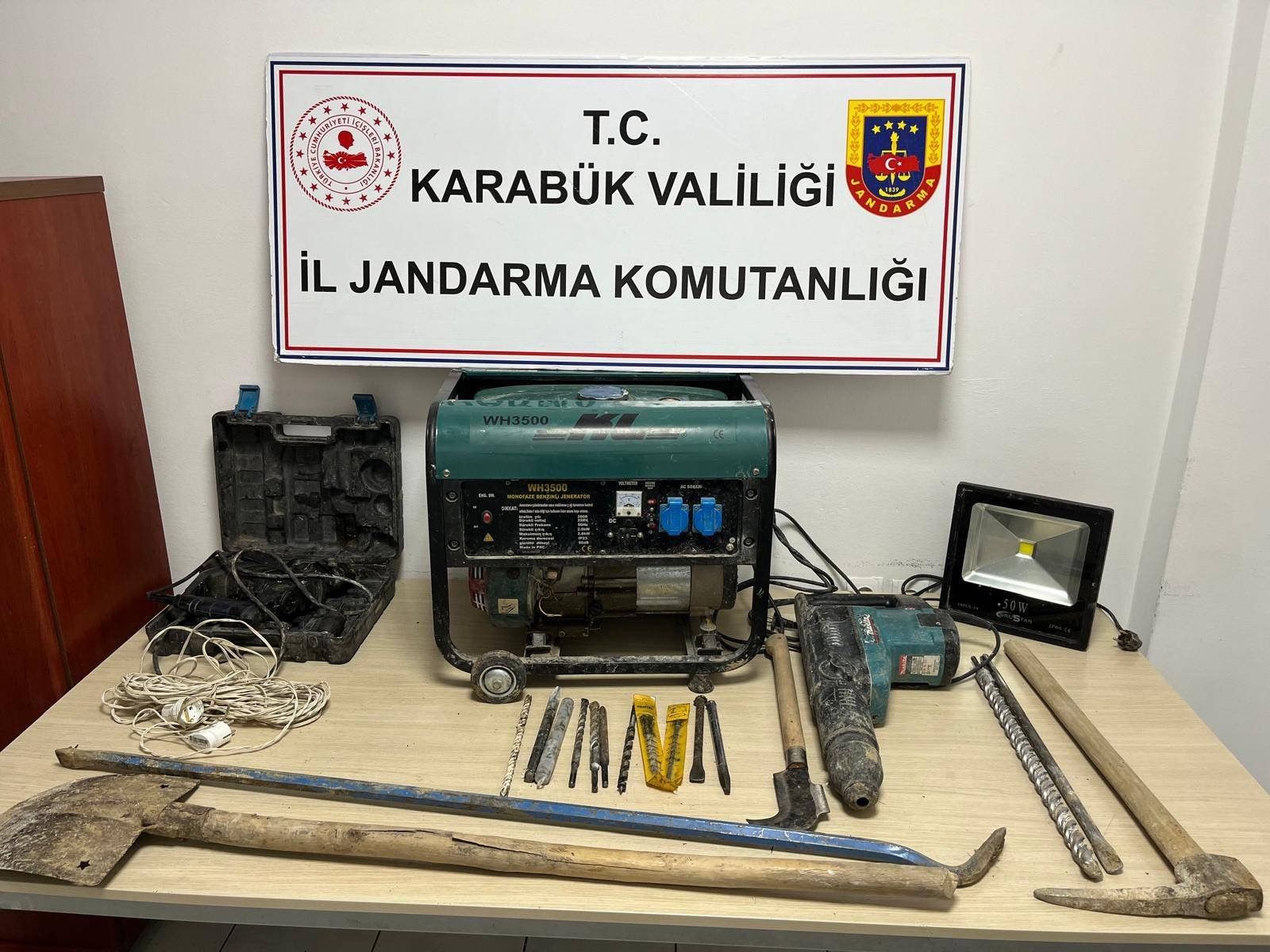Karabük'te 4 kişi kaçak kazı yaparken yakalandı
