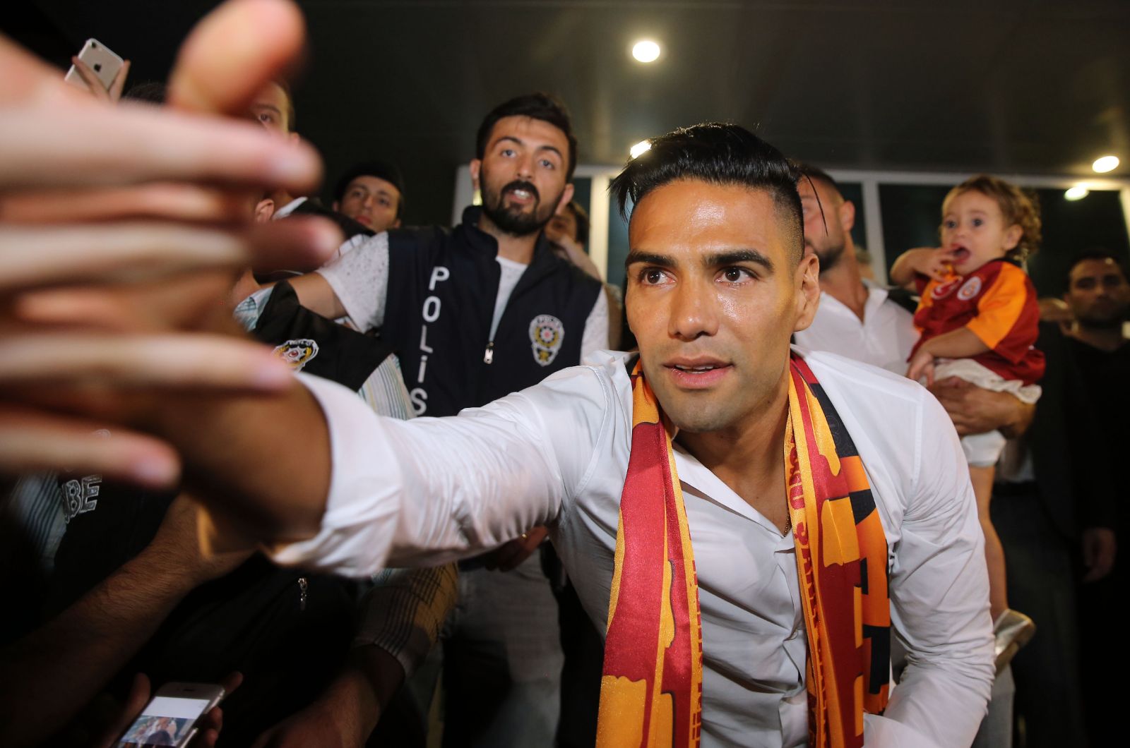 SON DAKİKA: Radamel Falcao İstanbul'da (Havalimanından ilk görüntüler)