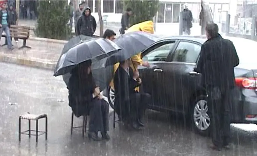 Yağmur altında itaatsizlik ve tekme 3