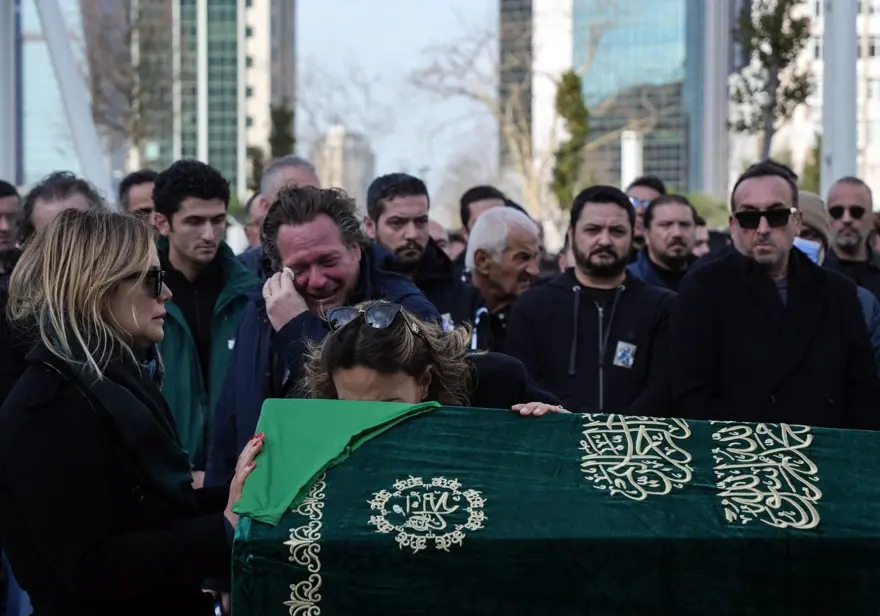 Yangın faciasında hayatını kaybeden eşi ve kızlarını son yolculuğuna uğurladı | Acılı baba: Devletimiz gereğini yapacaktır 9