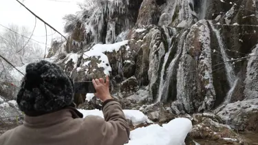 Erzincan'daki Girlevik Şelalesi'nde buz sarkıtları oluştu