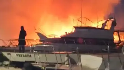 Haliç'te tekne yangını: İki tekne kullanılamaz hale geldi