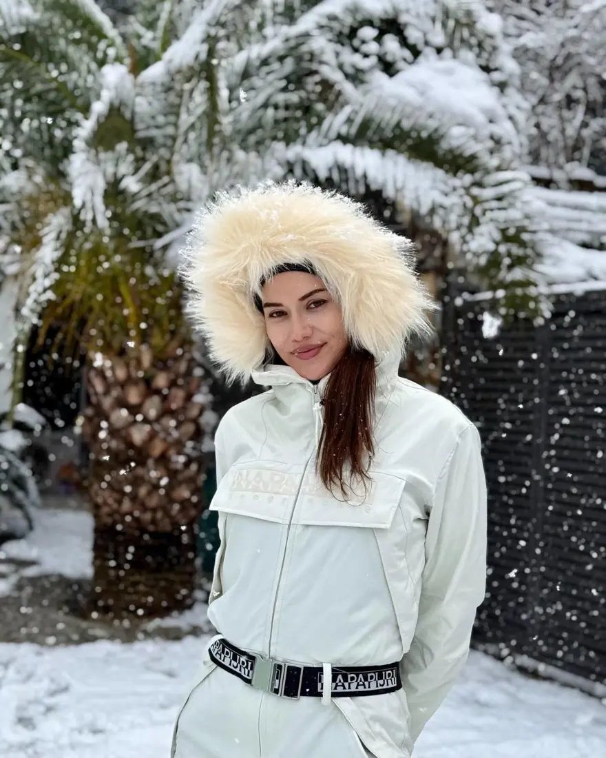 Fahriye Evcen ile Burak Özçivit karın keyfini çıkardı! Aile pozları gündem oldu 1