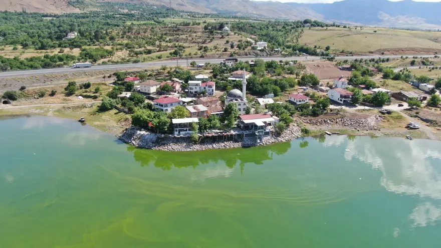 Baraj suları yükselince köy, yarımadaya dönüştü 